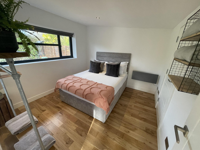 Bedroom, Maygrove Retreat - Sleeps 2 - Jacuzzi & Boat Hire, Windsor and Maidenhead