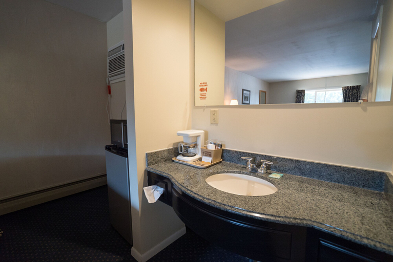 Bathroom 4, Inn at the Alpine, Manistee