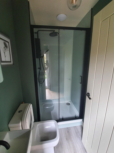 Bathroom 4, Little Woodbine, Highland