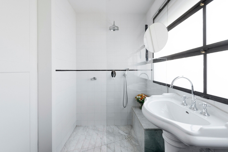 Bathroom 5, Lily & Bloom Hotel