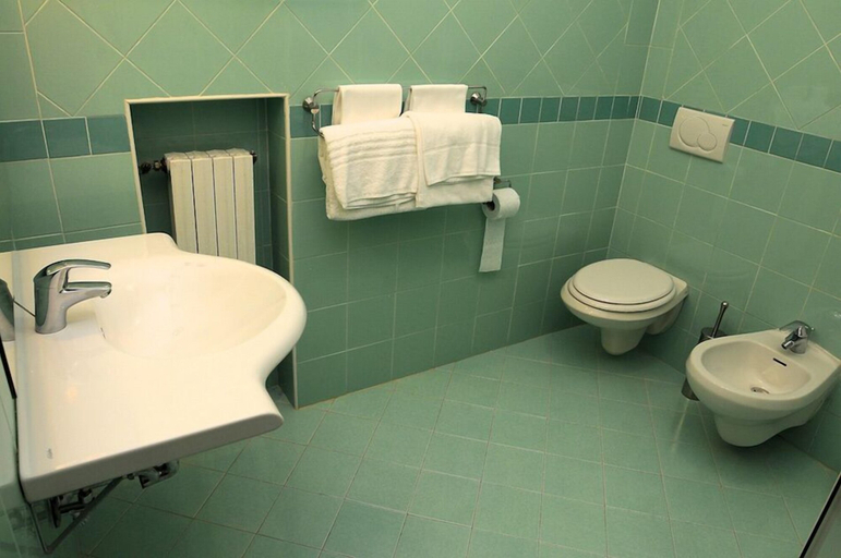 Bathroom 5, Hotel Albergo Italia, Siena