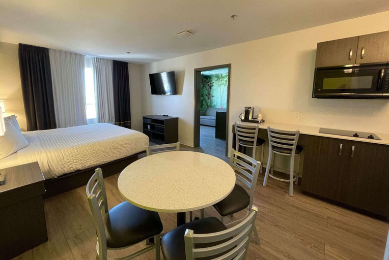 Bedroom 3, Super 8 By Wyndham Winnipeg East, Division No. 11