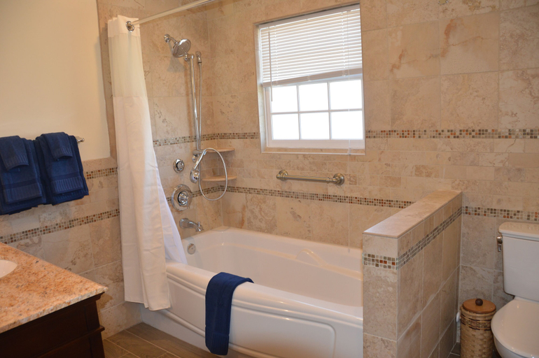 Bathroom 3, Briar Patch Bed & Breakfast Inn, Loudoun