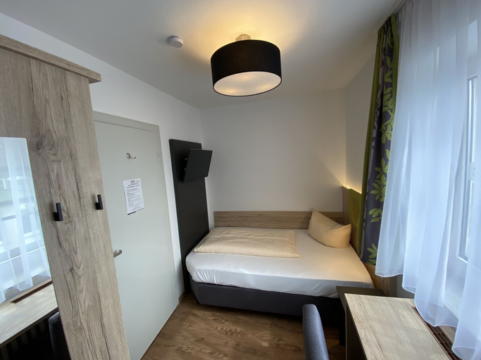 Bedroom 4, Hotel Goldene Traube, Günzburg