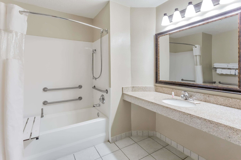 Bathroom 4, Baymont by Wyndham Mequon Milwaukee Area, Ozaukee