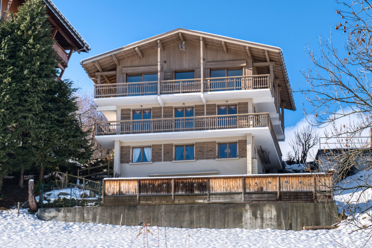 Exterior & Views