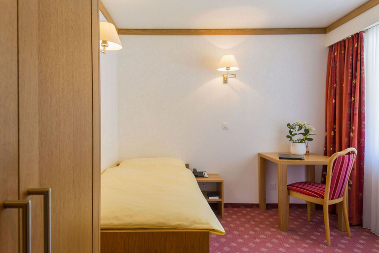 Bedroom 3, Hotel Excelsior, Visp
