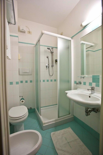 Bathroom 4, Hotel Brezza, Rimini