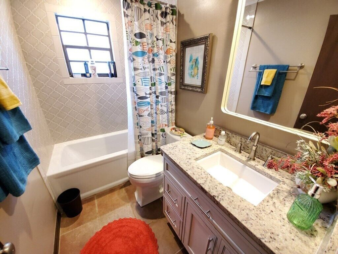 Bathroom, Judith Sea-cret, Saint Johns