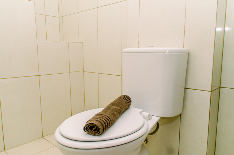 Bathroom 5, Comfortable and Spacious 3BR at Asatti Apartment By Travelio, South Tangerang