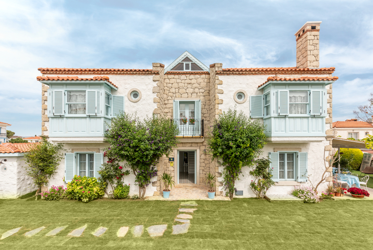 Exterior & Views