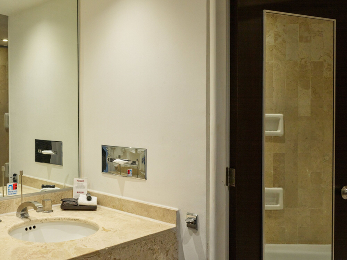 Bathroom 5, Fiesta Inn Express Aguascalientes, Aguascalientes