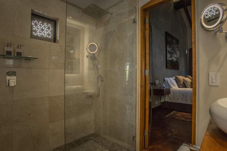 Bathroom 5, Casa No Name, Allende