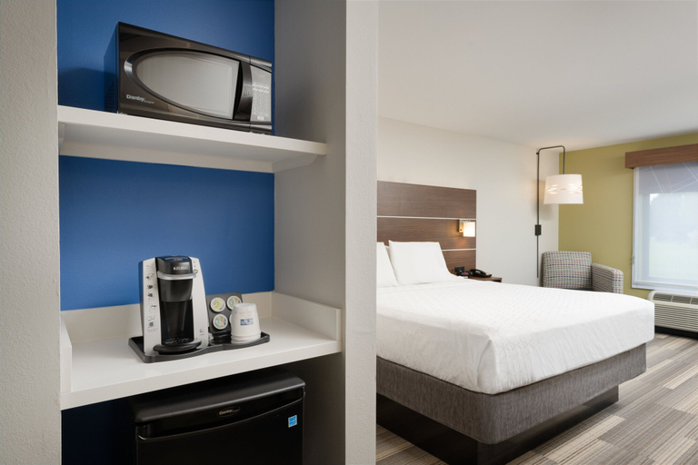 Bedroom 4, Holiday Inn Express & Suites TULLAHOMA by IHG, Coffee