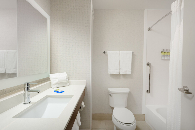Bathroom 5, Holiday Inn Express & Suites TULLAHOMA by IHG, Coffee