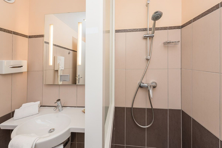Bathroom 3, Elema Hotels Beauvais, Oise