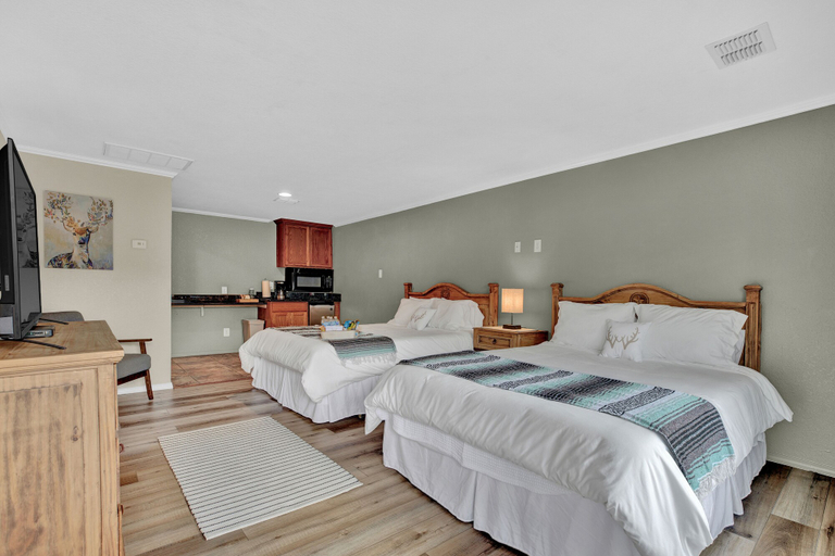 Bedroom 2, Maven's Inn & Grill, Comal