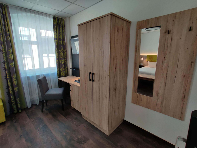 Bedroom 3, Hotel Goldene Traube, Günzburg