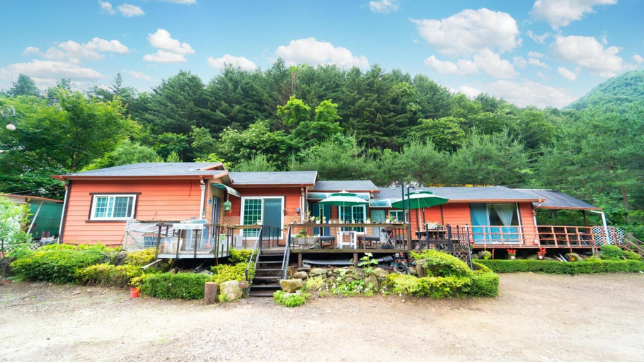 Exterior & Views 2, Gapyeon Aengdu Pension, Gapyeong