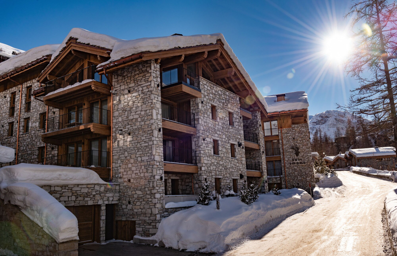 Exterior & Views