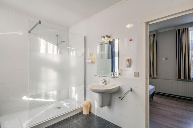 Bathroom 5, New Hotel De Lives, Namur
