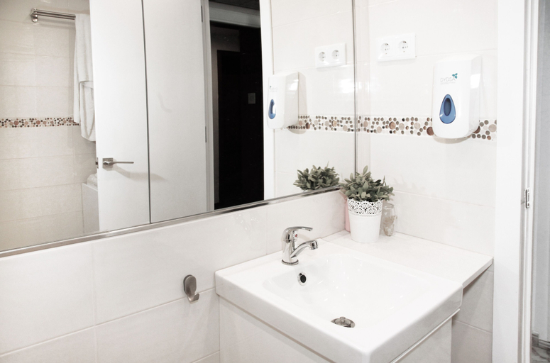 Bathroom 4, Apal Chinasol, Granada