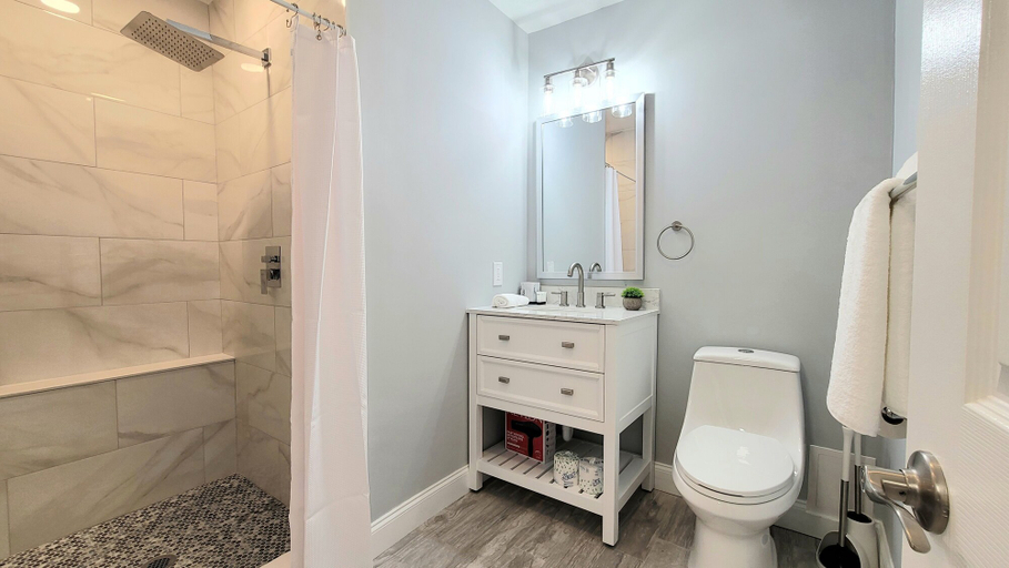 Bathroom 3, Barefoot Mailman Inn & Suites, Palm Beach