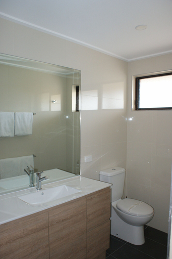 Bathroom 5, Apollo Bay Motel and Apartments, Colac-Otway - South