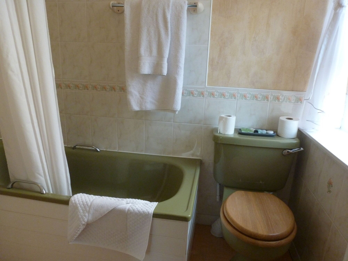 Bathroom 5, Inn At The Park, Aberdeen