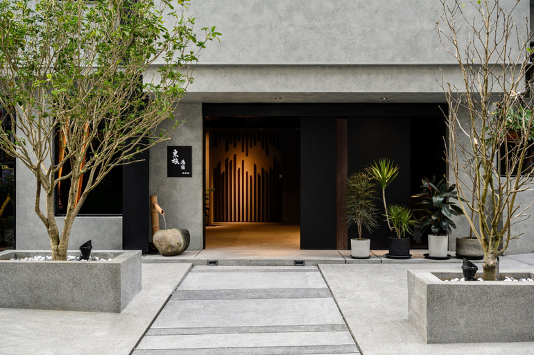 Exterior & Views