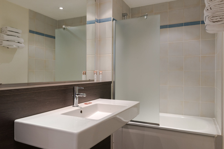 Bathroom 4, Hotel Paris Louis Blanc, Paris