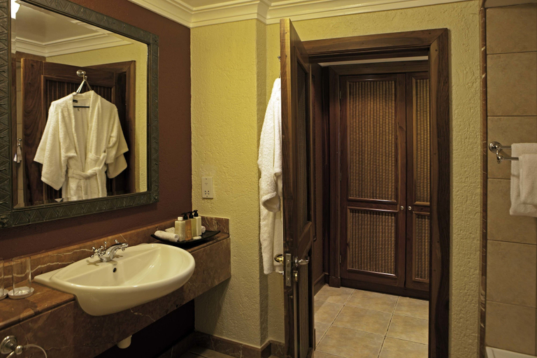 Bathroom 3, The Kingdom at Victoria Falls, Hwange