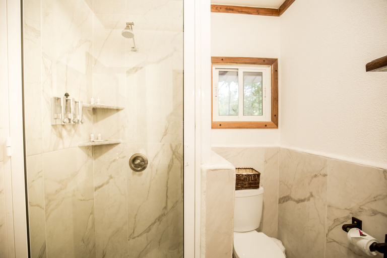 Bathroom 5, Falling Leaves Lodge