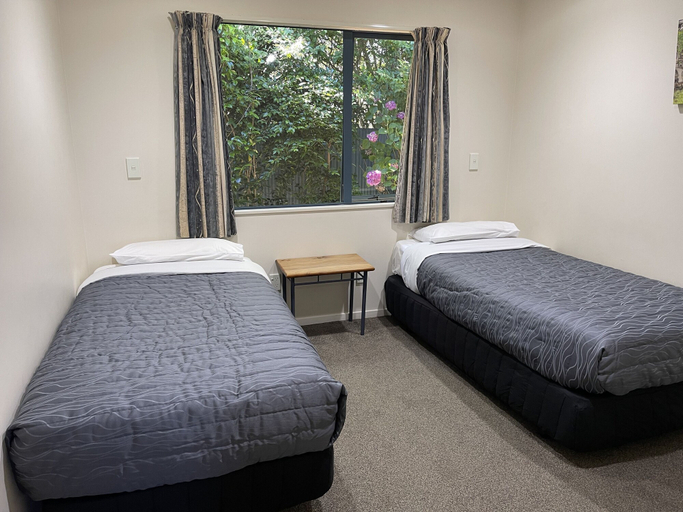 Bedroom 3, Bassingers Motor Lodge, Horowhenua
