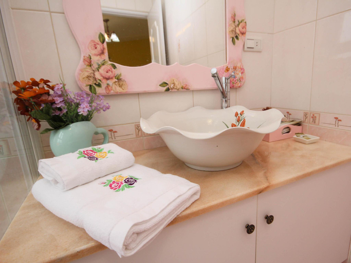 Bathroom 2, Decoupage Bed and Breakfast, Yilan
