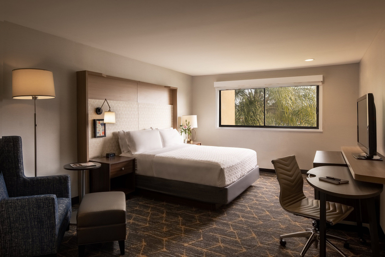 Bedroom 4, Holiday Inn SANTA ANA-ORANGE CO. ARPT by IHG, Orange