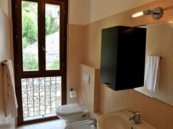 Bathroom 4, Regina Grande, Como
