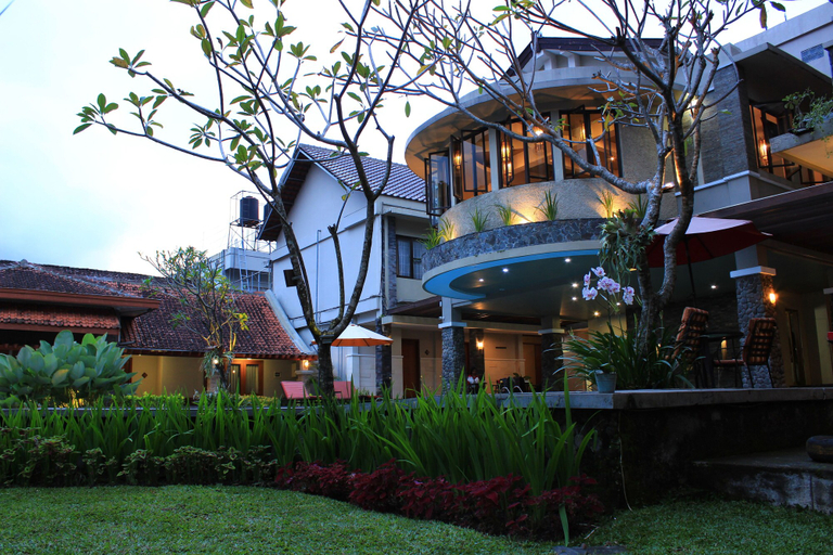 Exterior & Views 4, Hotel Sriti, Magelang