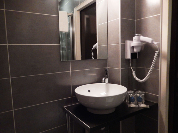 Bathroom 4, Kyriad Chalon sur Saone Centre, Saône-et-Loire