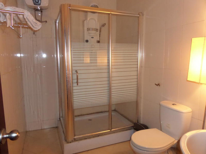 Bathroom, Ellis Suite, Ikeja
