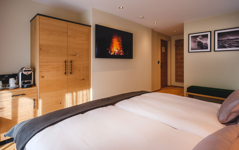 Bedroom 2, Hotel Tannenhof, Visp