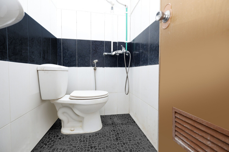 Bathroom 4, Hotel O Palebon Residence, Semarang