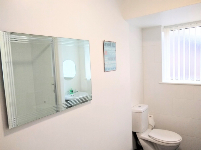 Bathroom 4, Modern Comfy 2-bedroom Flat in St Helens, Saint Helens