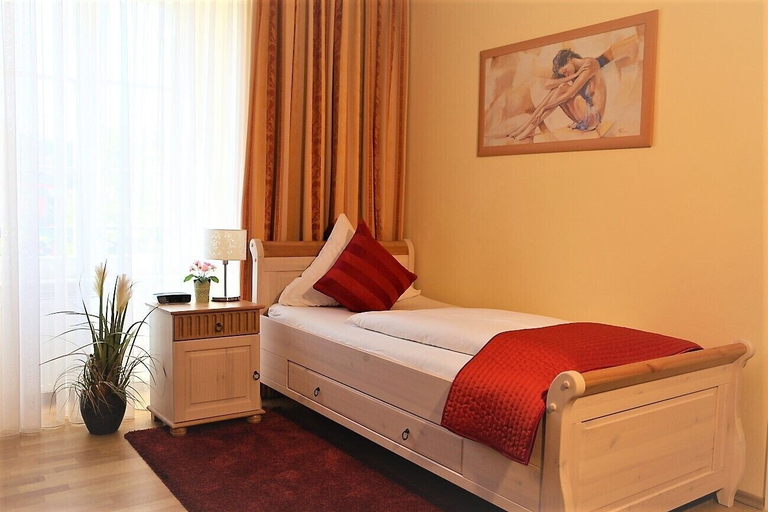 Bedroom 3, Hotel Zum Goldenen Löwen, Baden-Baden