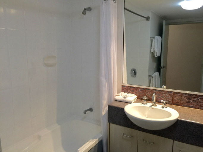 Bathroom 4, Inn Cairns Boutique Apartments, Cairns