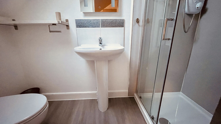 Bathroom 3, Moffat Independent Hostel, Dumfries and Galloway