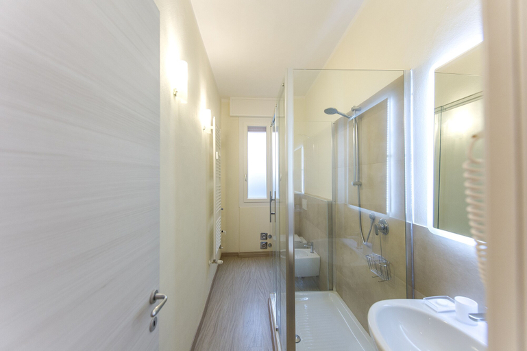Bathroom 5, San Felice 135 - 2, Bologna