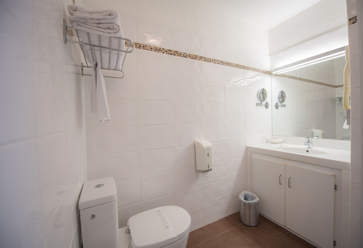 Bathroom 5, Promotel Carros, Alpes-Maritimes
