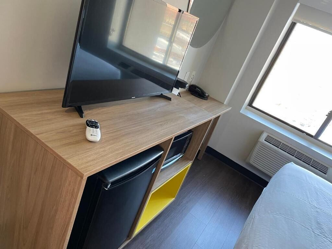 Bedroom 3, Days Inn & Suites by Wyndham Jamaica JFK Airport, New York