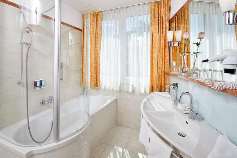 Bathroom 4, DAS RONACHER Thermal Spa Hotel, Spittal an der Drau